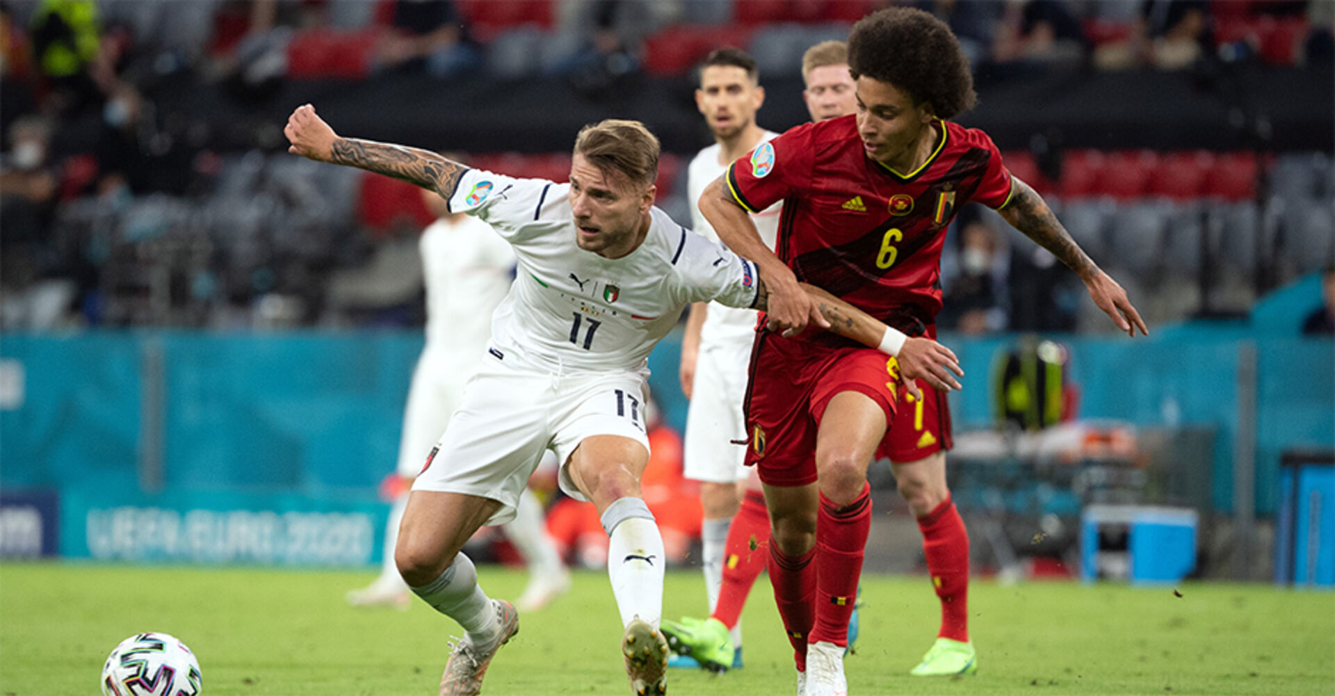 Der Belgier Axel Witsel im roten Shirt gegen den Italiener Circo Immobile im weißer Dress im Zweikampf