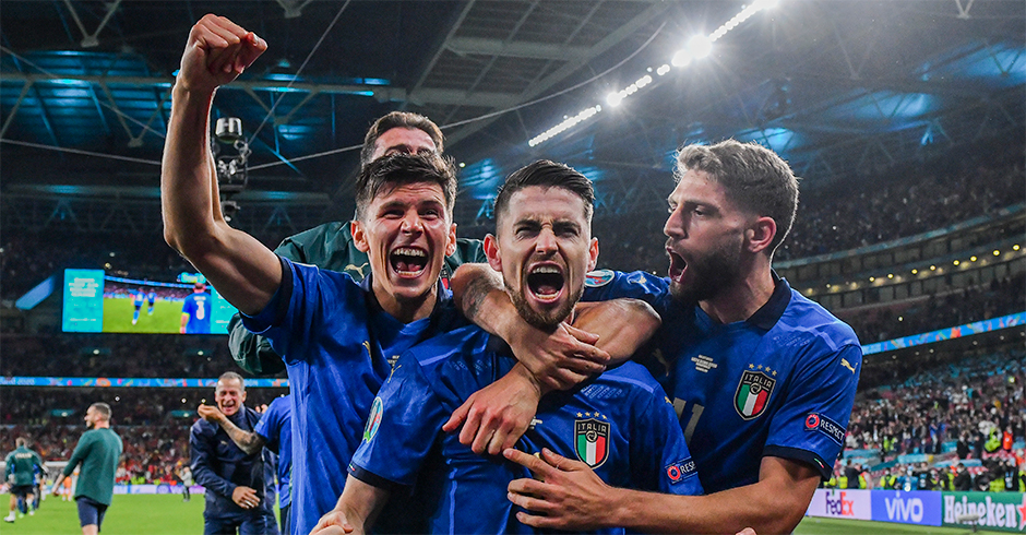 Das italenitsche Team in blauen Trikots feier fanatisch den Einzug ins Finale der diesjährige Europameisterschaft