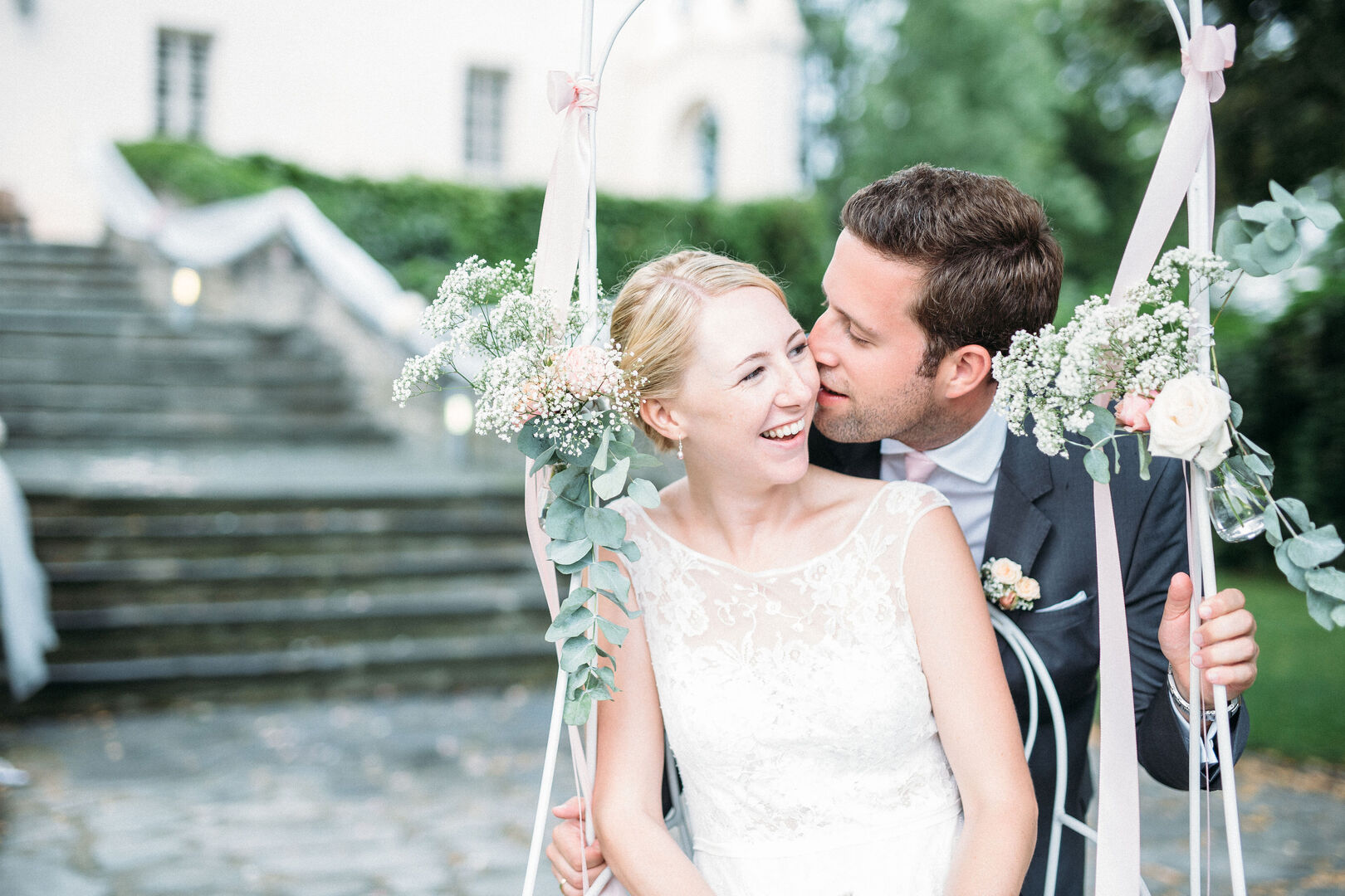 Hochzeitspaar vorm Schloss Maria Loretto
