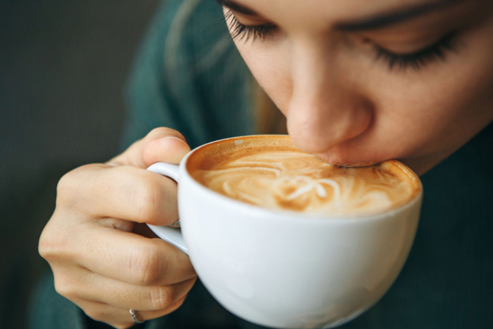 Frau genießt eine Tasse Kaffee | Credit: iStock.com/franz12