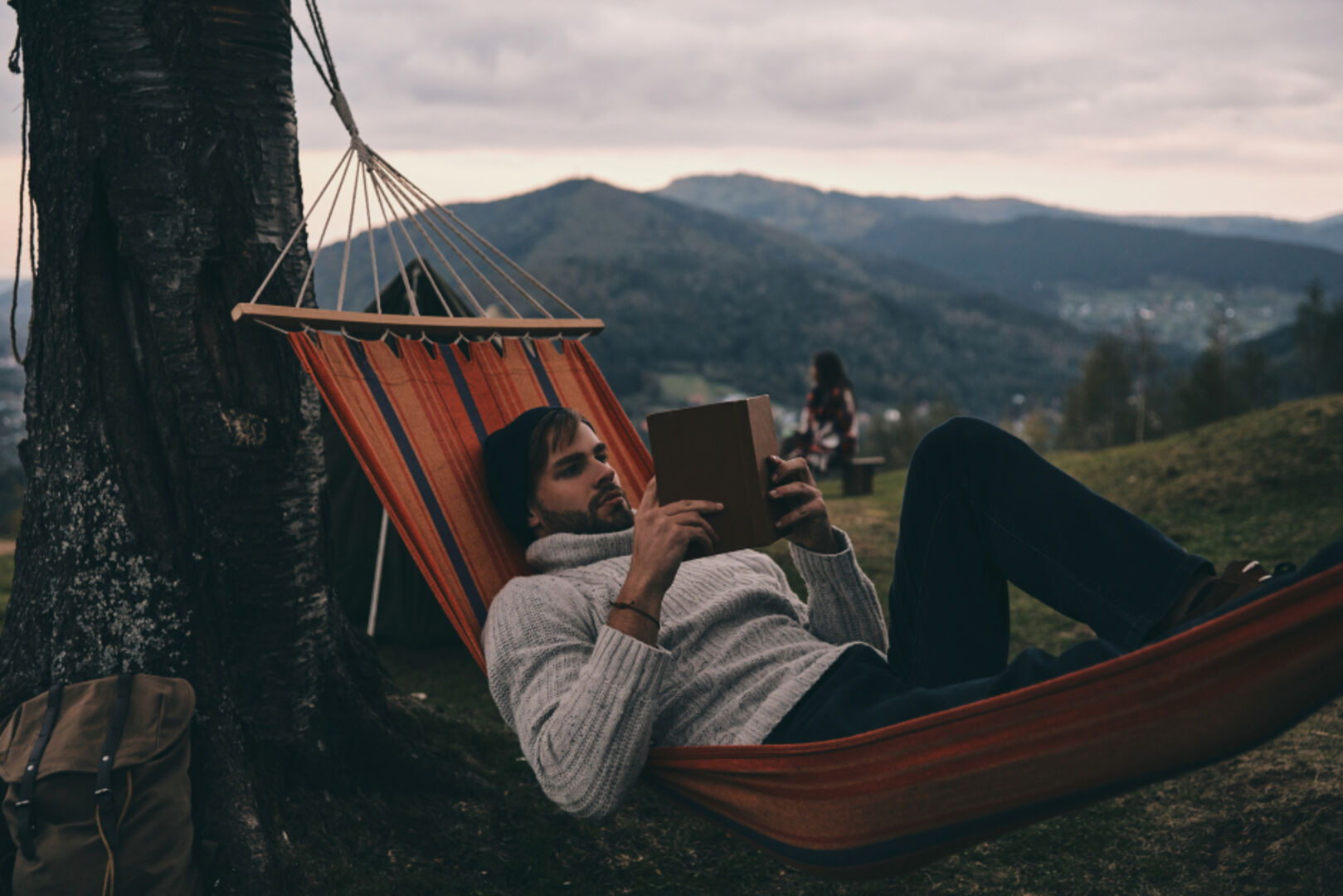 Mann beim Lesen unter freiem Himmel | Credit: iStock.com/g-stockstudio