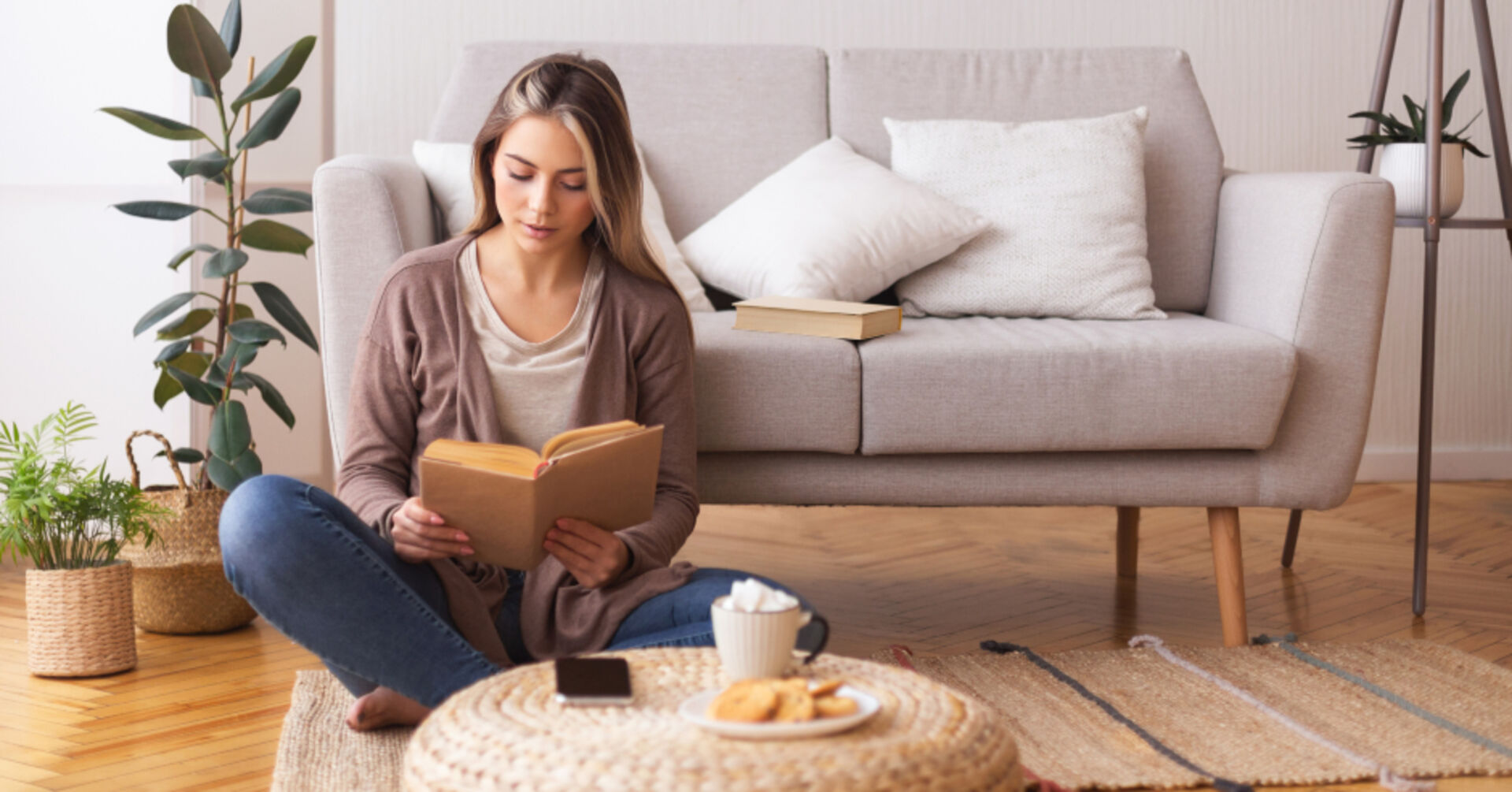 Frau beim Lesen im Wohnzimmer | Credit: iStock.com/Prostock-Studio