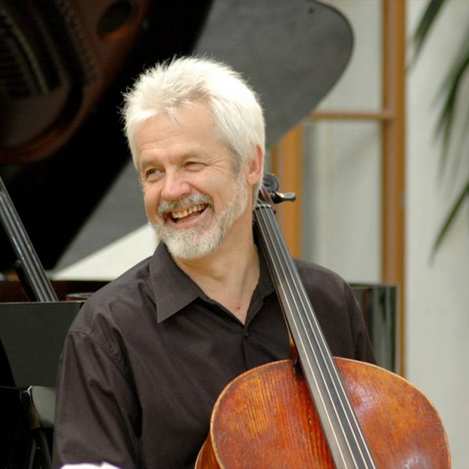 Milos Mlejnik lachend am Violoncello