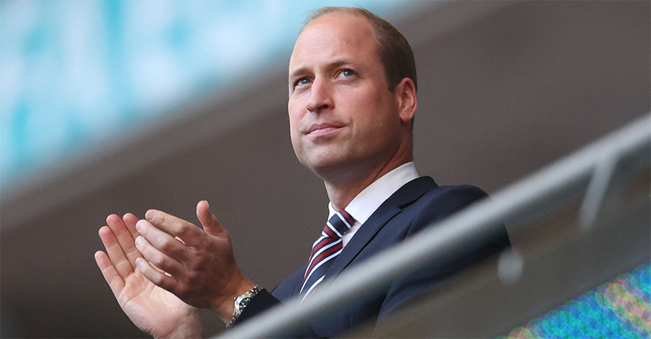 Prinz William, im Anzug, klatscht begeistert für die eCatCnglische Nationalmannschaft