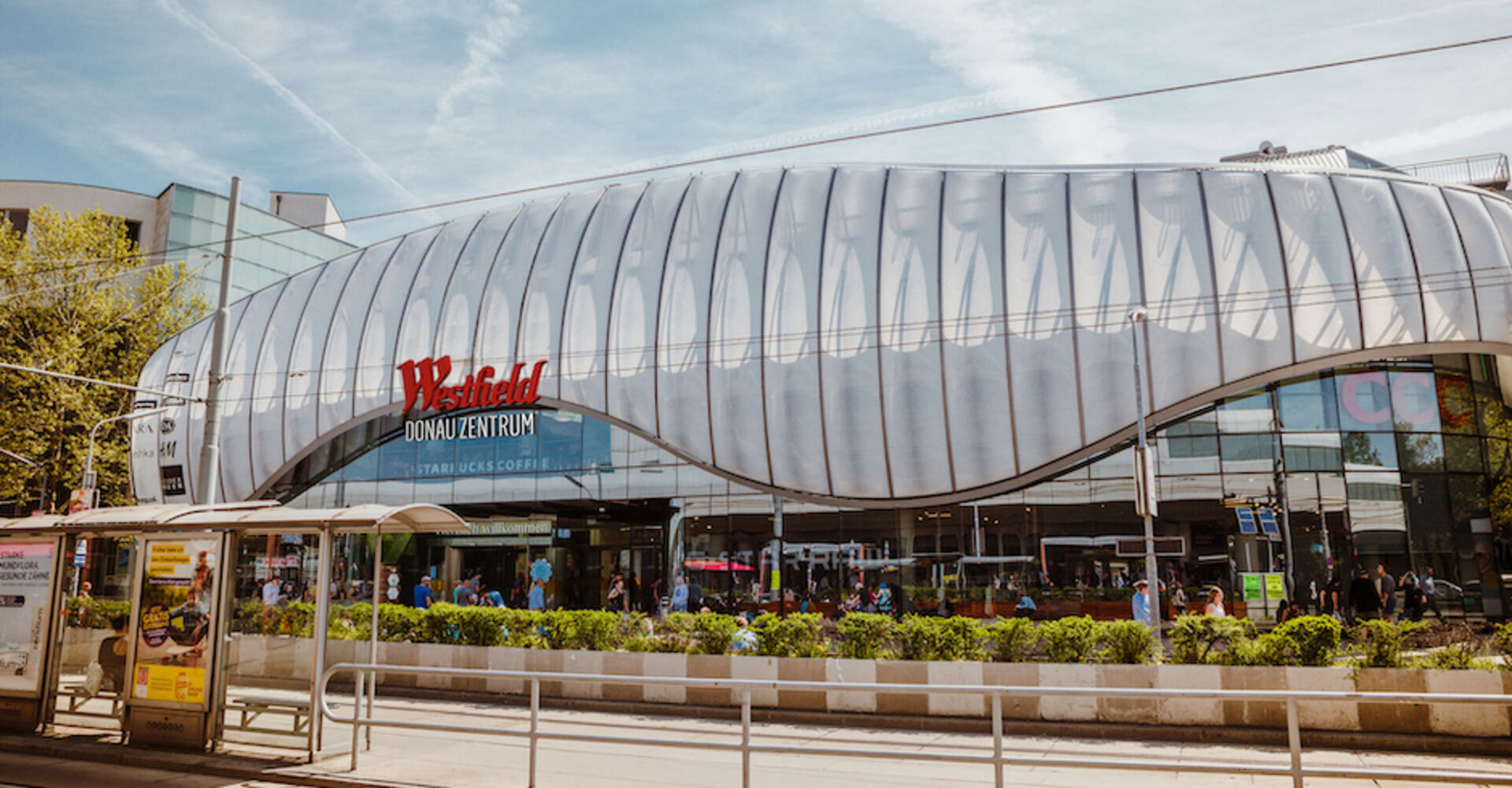 Außenansicht vom Einkaufszentrum Donau Zentrum. Über dem Logo prangt der neue Westfield-Schriftzug.