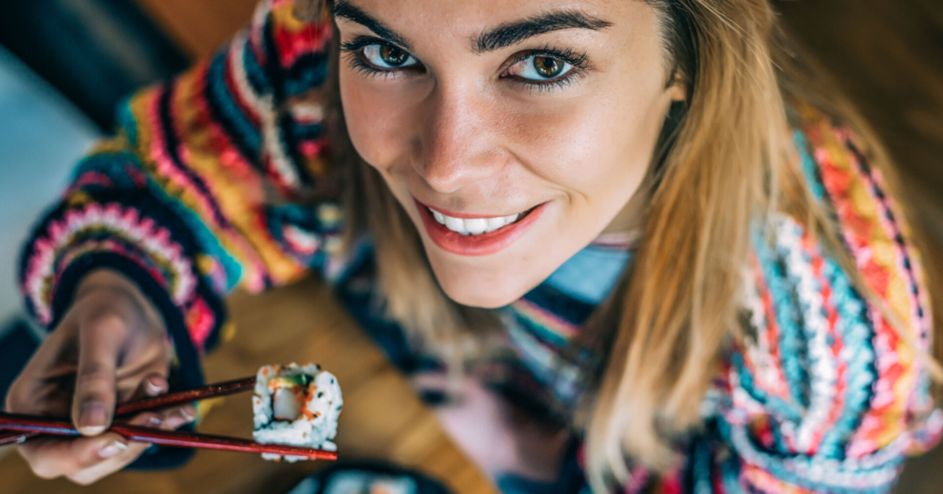 Frau beim Sushi-Essen | Credit: iStock.com/David-Prado