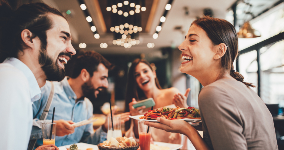 Essen in geselliger Runde | Credit: iStock.com/djiledesign