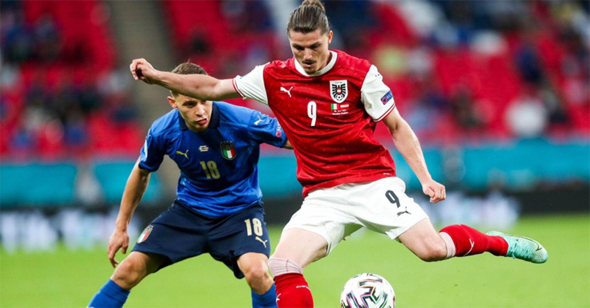 Mittelfeldspieler Sabitzer im Zweikampf gegen einen italenischen Gegenspieler