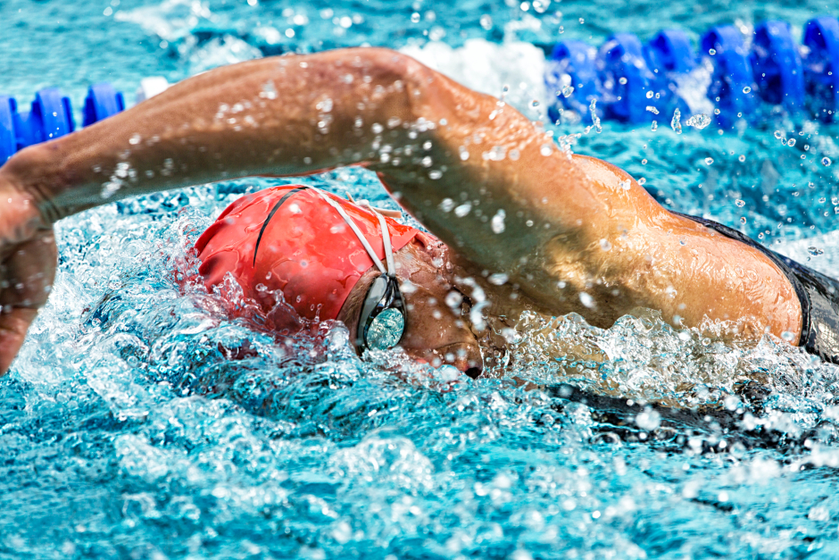 Vorbereitung auf die Schwimmdistanz beim Triathlon | Credit: iStock.com/stefanschurr