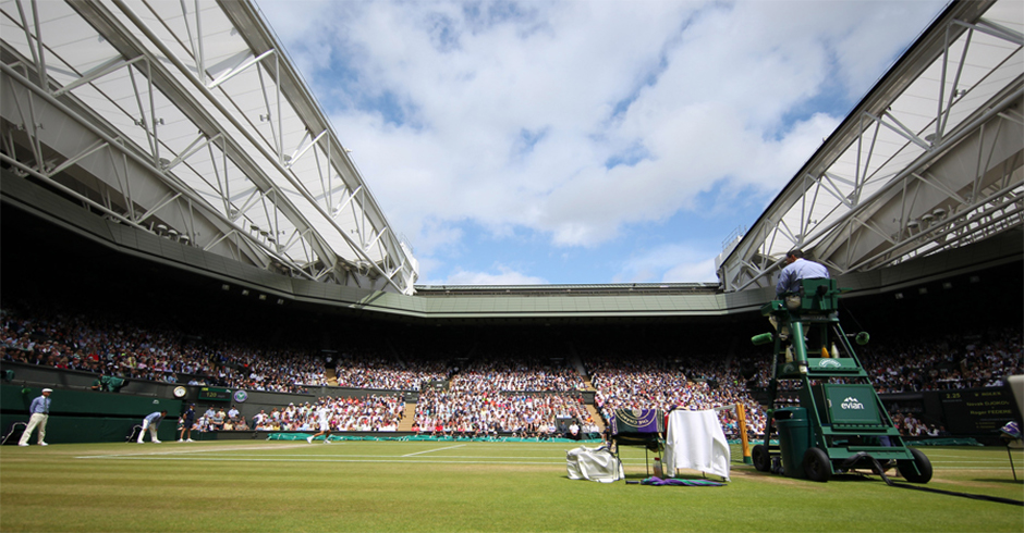Ein volles Stadion am Center Court beim Rasen-Klassiker in Wimbeldon.