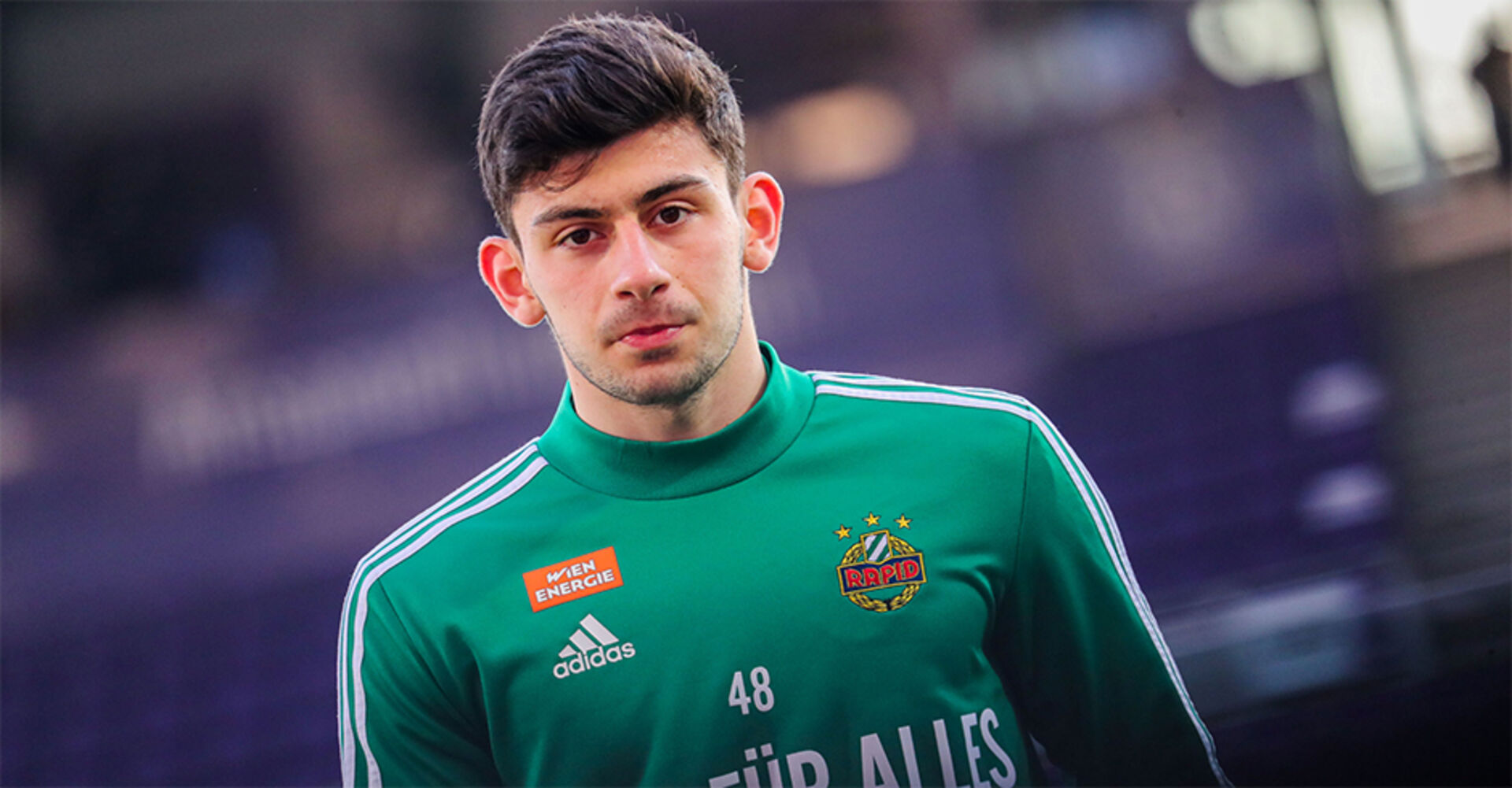 Yusuf Demir verabschiedet sich mit einem &quot;Danke Rapid-Shirt&quot; von den Fans