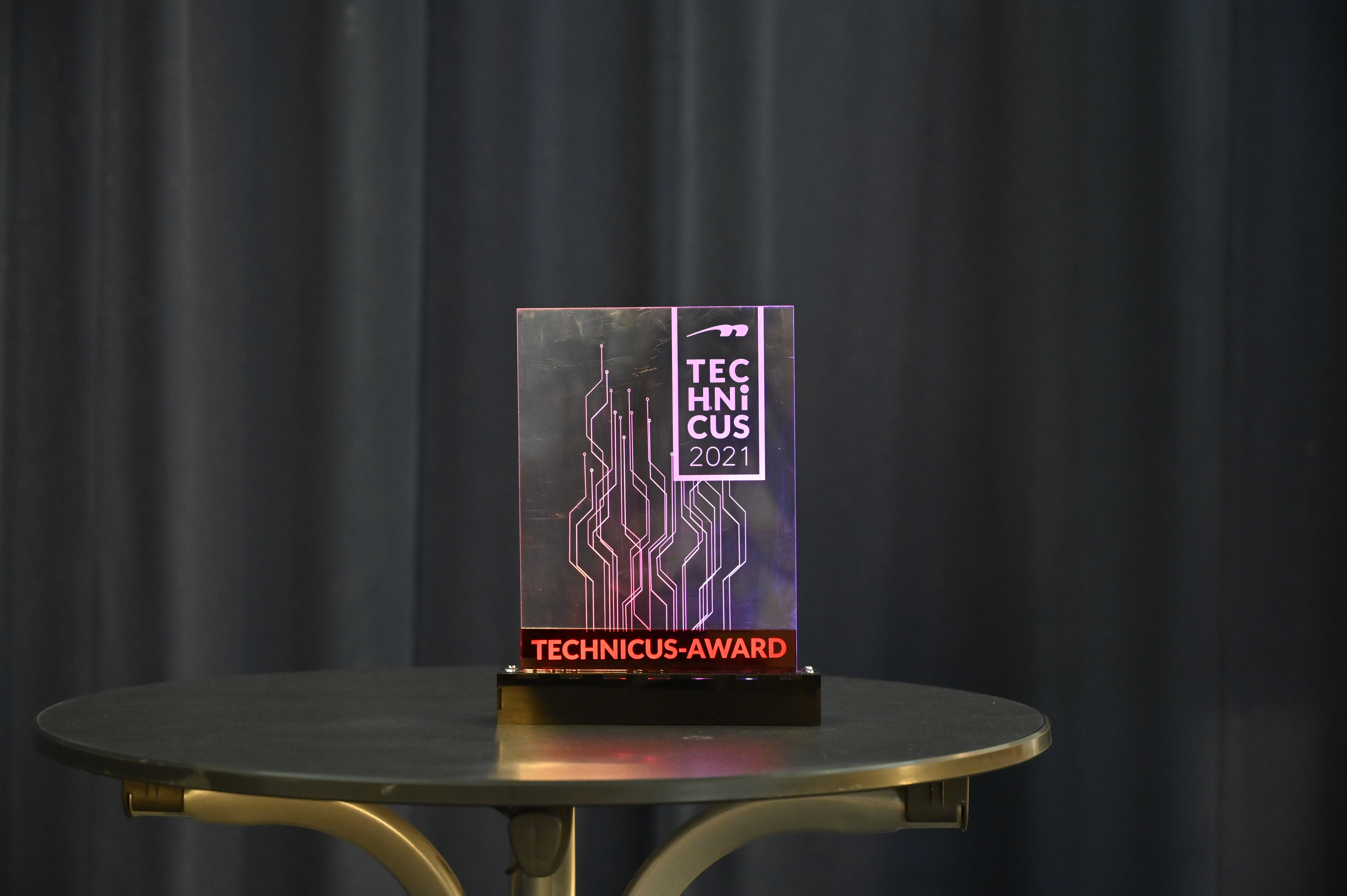 Technicus Award vor dunklem Hintergrund