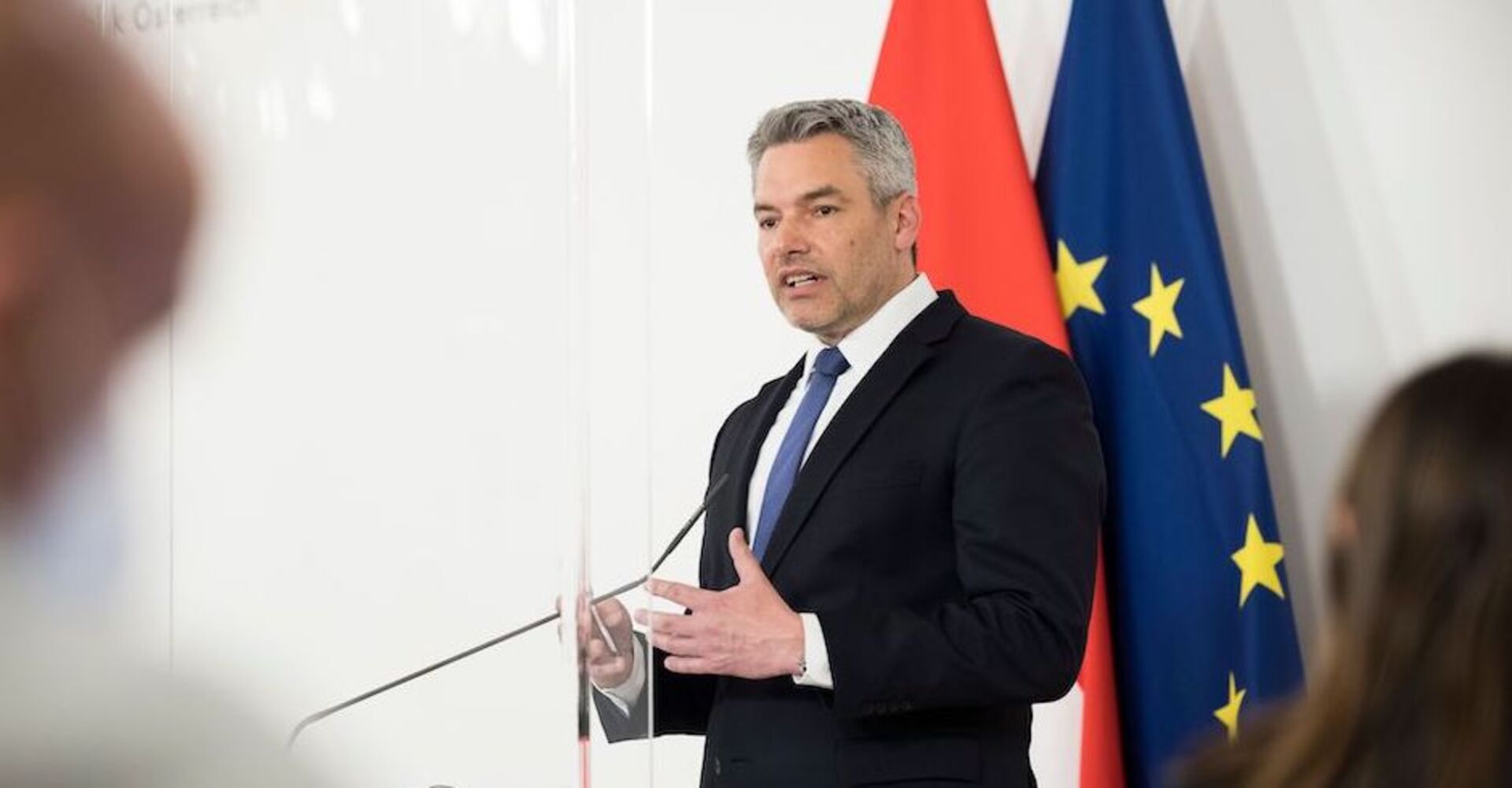 Innenminister  Karl  Nehammer  an Rednerpult