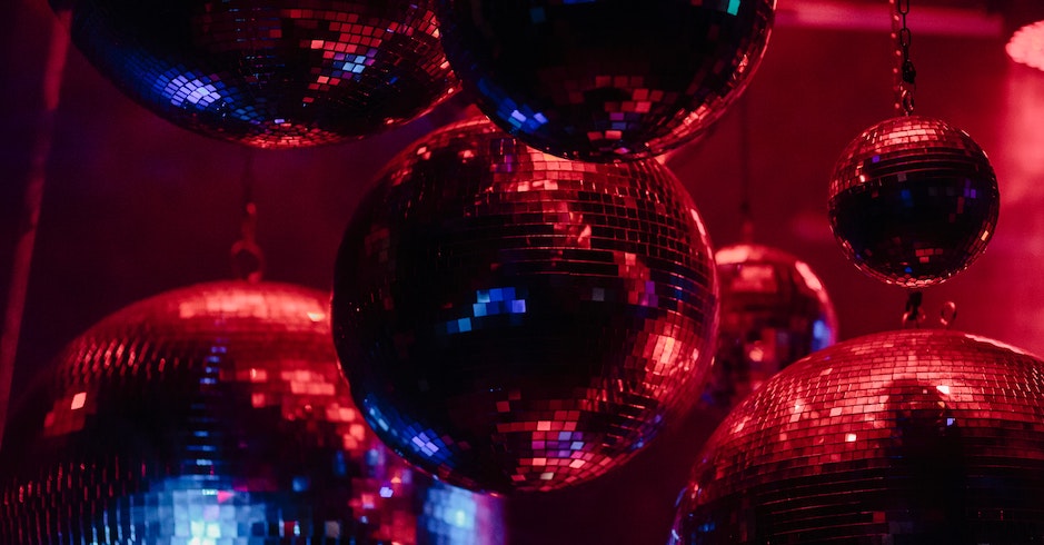 Viele Discokugeln hängen an der Decke.