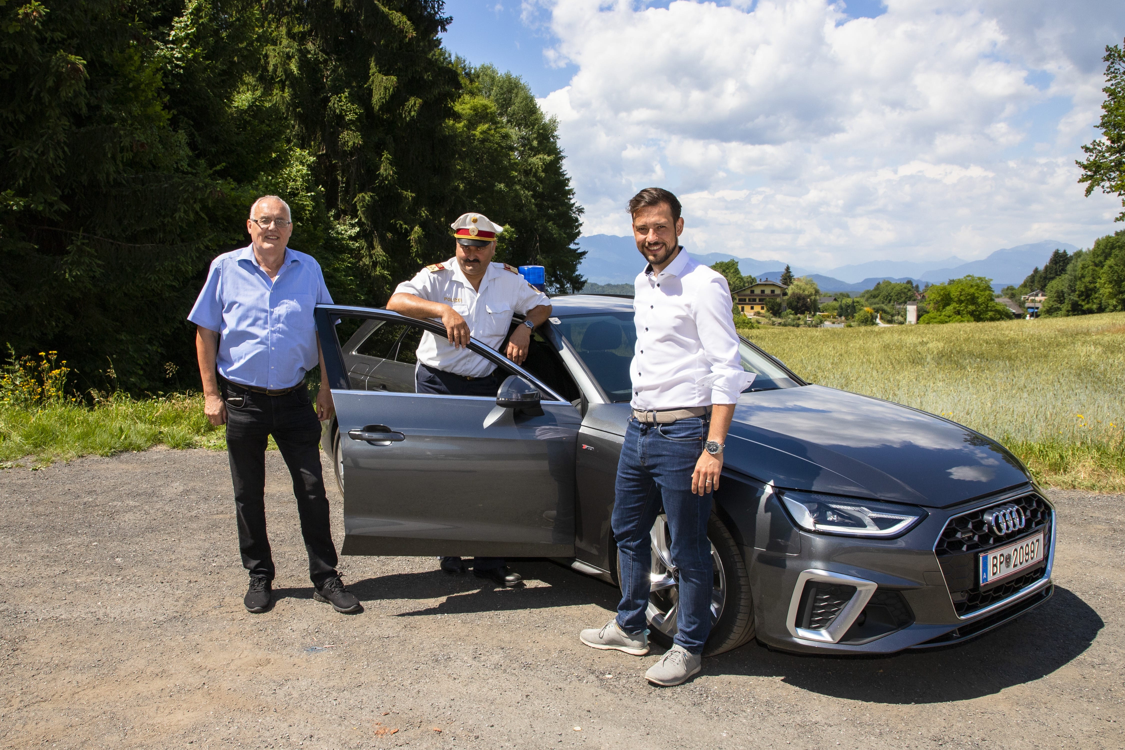LR Schuschnig mit zwei Beamten der Verkehrspolizei vor einer Audi-Limousine