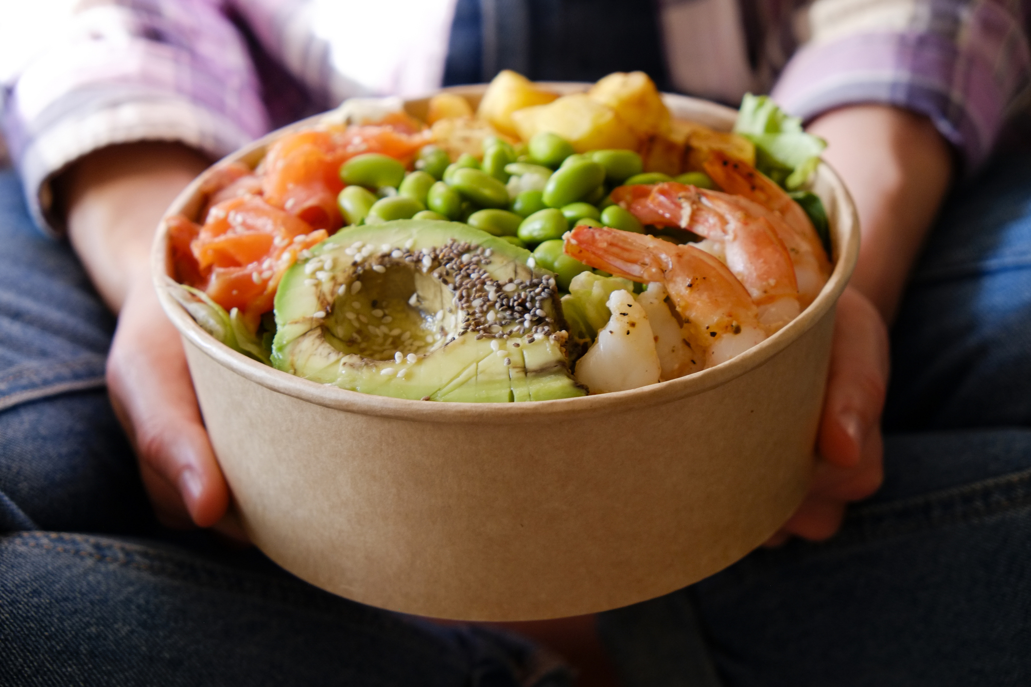 Bowl mit Gemüse und Fisch