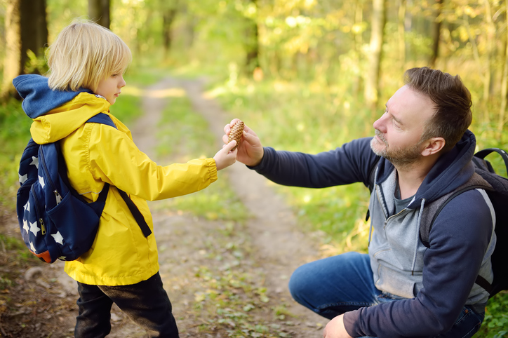 Vater und Sohn wandern im Wald | Credit: iStock.com/SbytovaMN