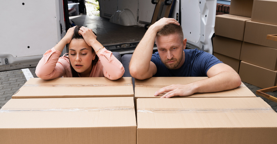 Erschöpftes Paar zieht um | Credit: iStock.com/AndreyPopov