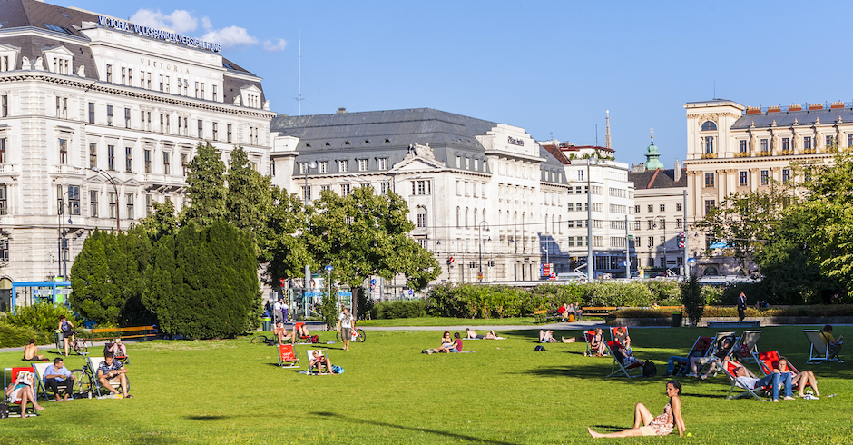 Blick auf den Wiener Sigmund Freund Park im Sommer mit Menschen auf dem Rasen