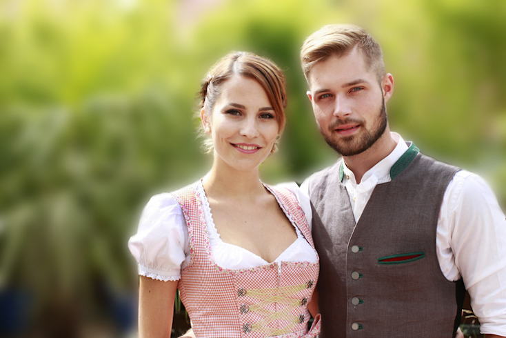 Junge Frau und junger Mann in Tracht