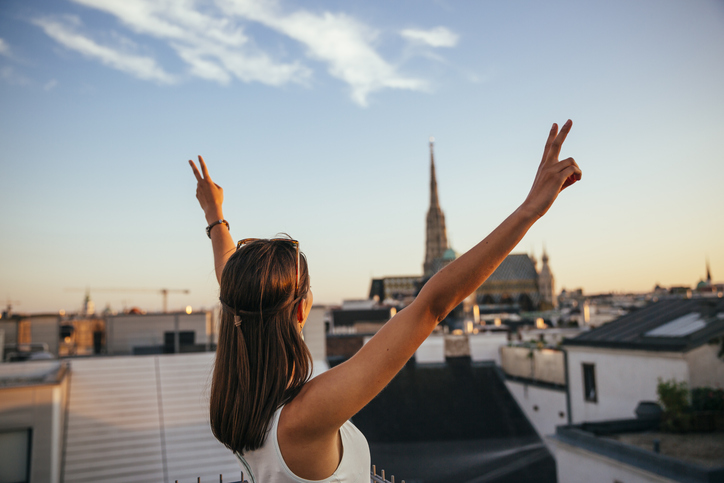 Frau blickt auf Stephansdom | Credit: iStock.com/mabe123