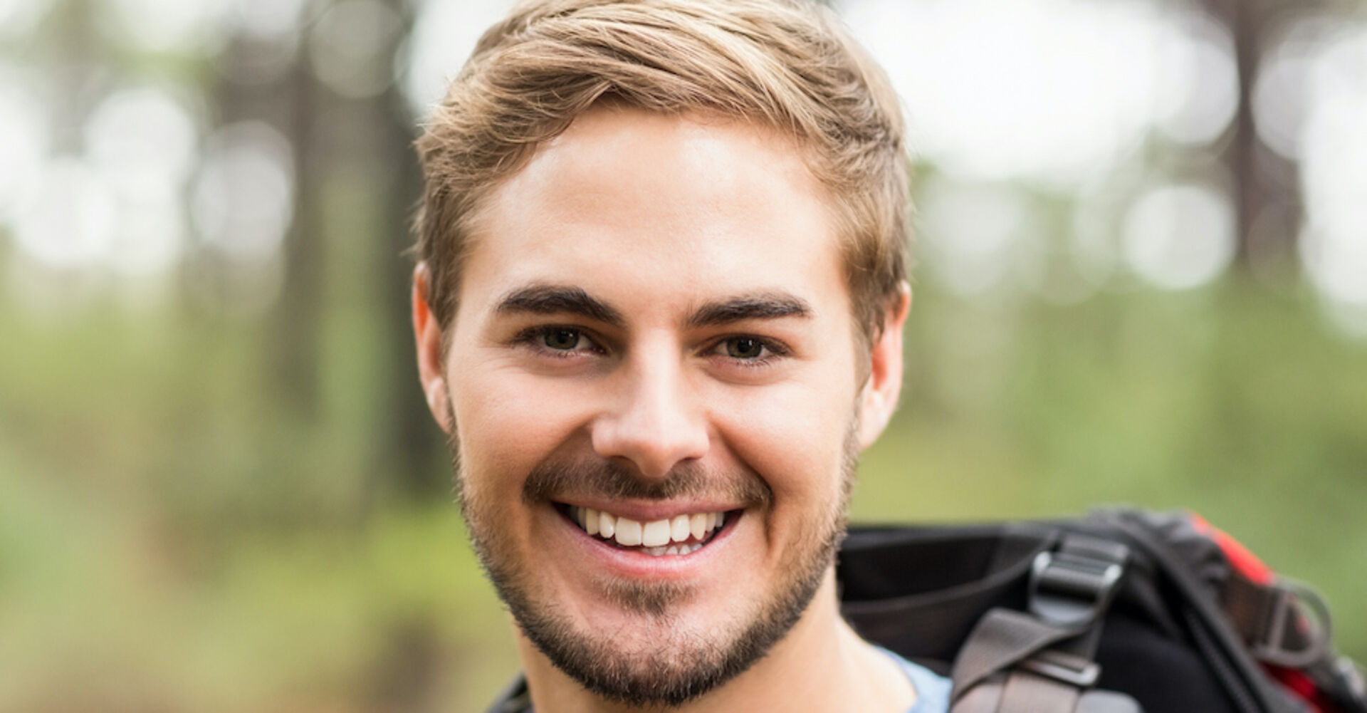 junger Wanderer im Wald | Credit: iStock.com/Wavebreakmedia
