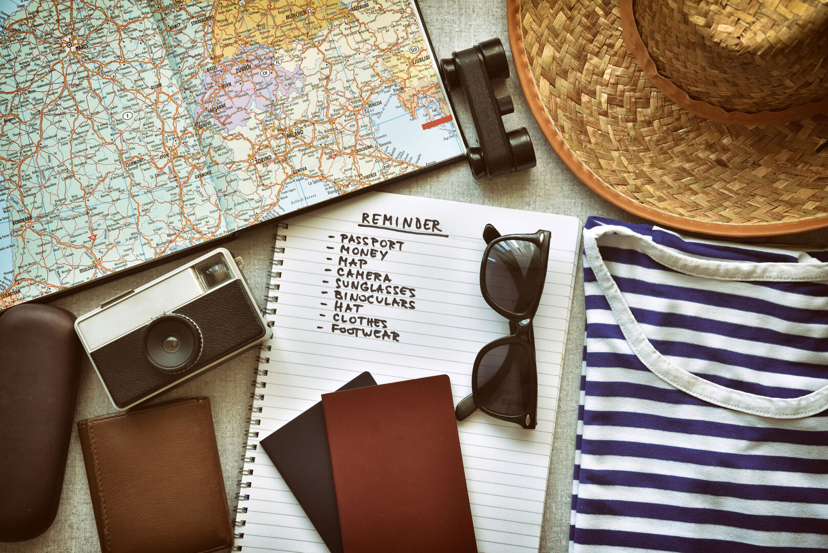 Packlisten für den Urlaub | Credit: iStock.com/zdravinjo