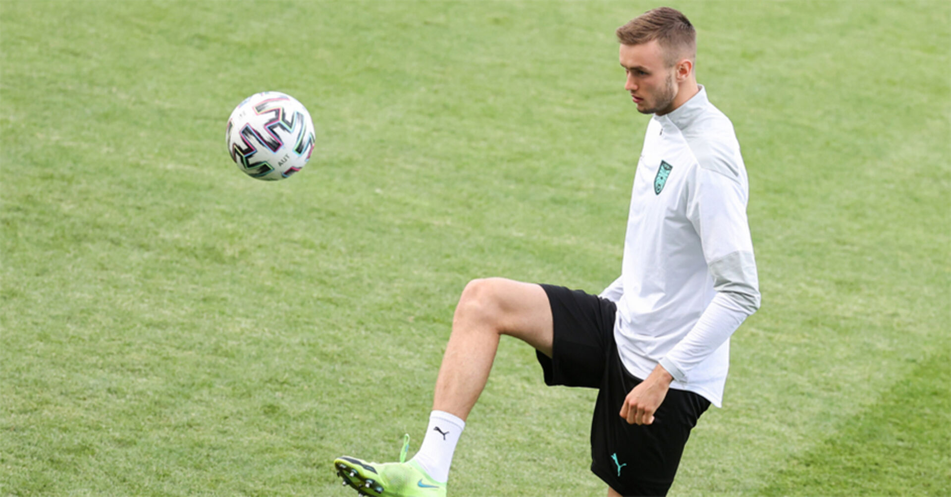 Kalajdzic im Traingslager mit Ball am Fuß und langen grauen Shirt