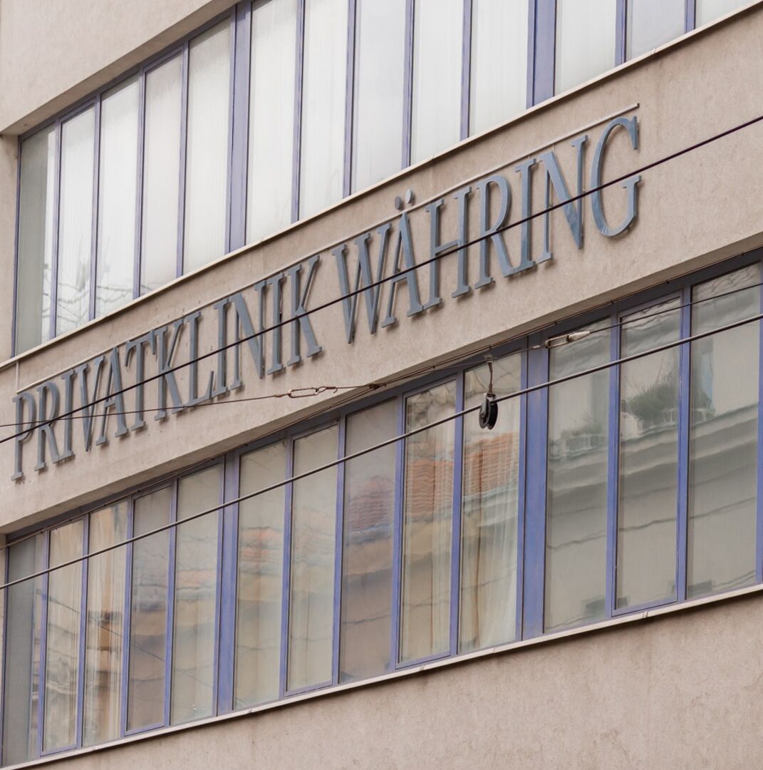 In großen Buchstaben steht der Schriftzeug Privatklinik Waehring auf einem Gebaeude.