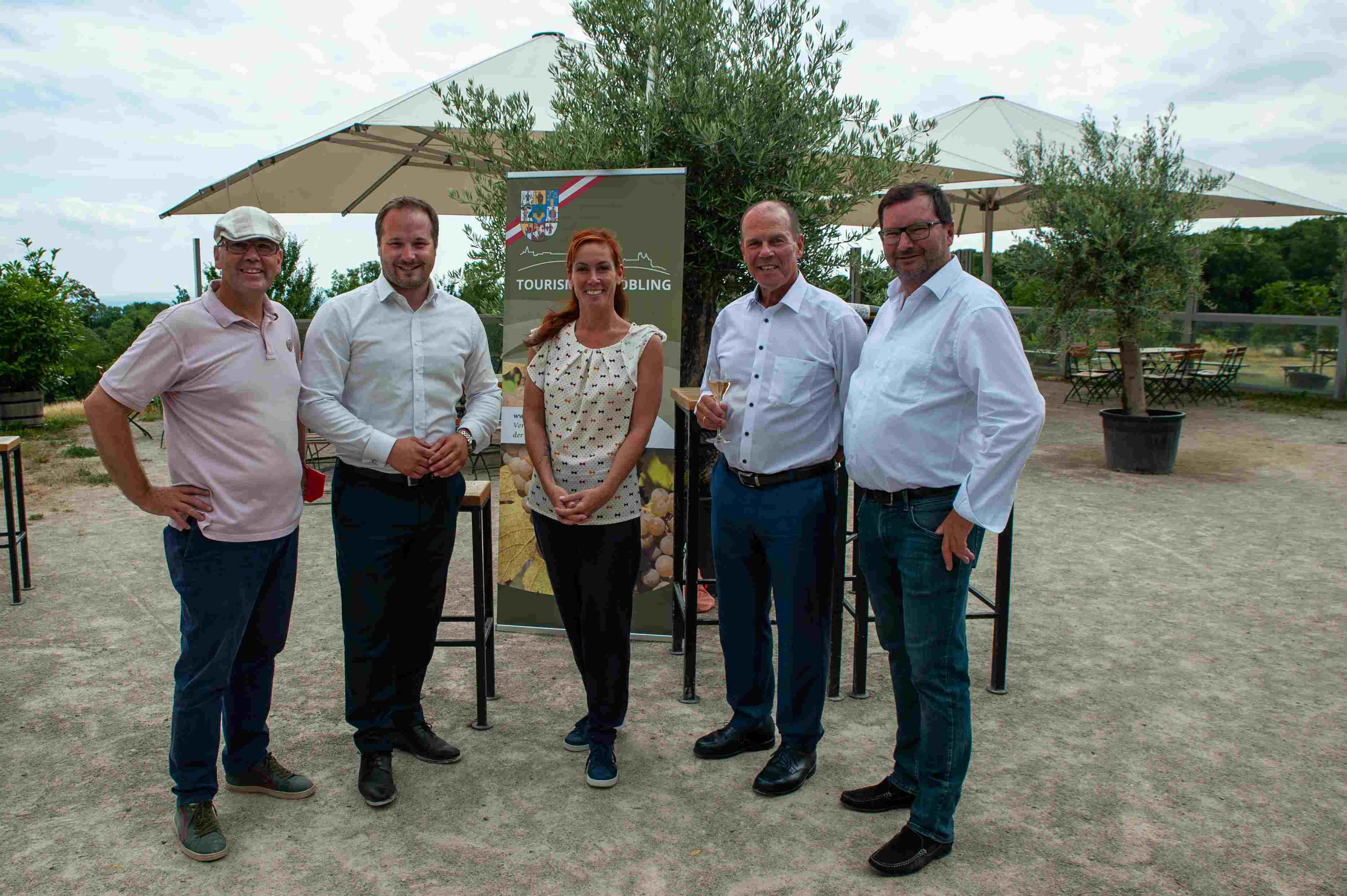 Fünf Menschen stehen beisammen und posieren für den Fotografen