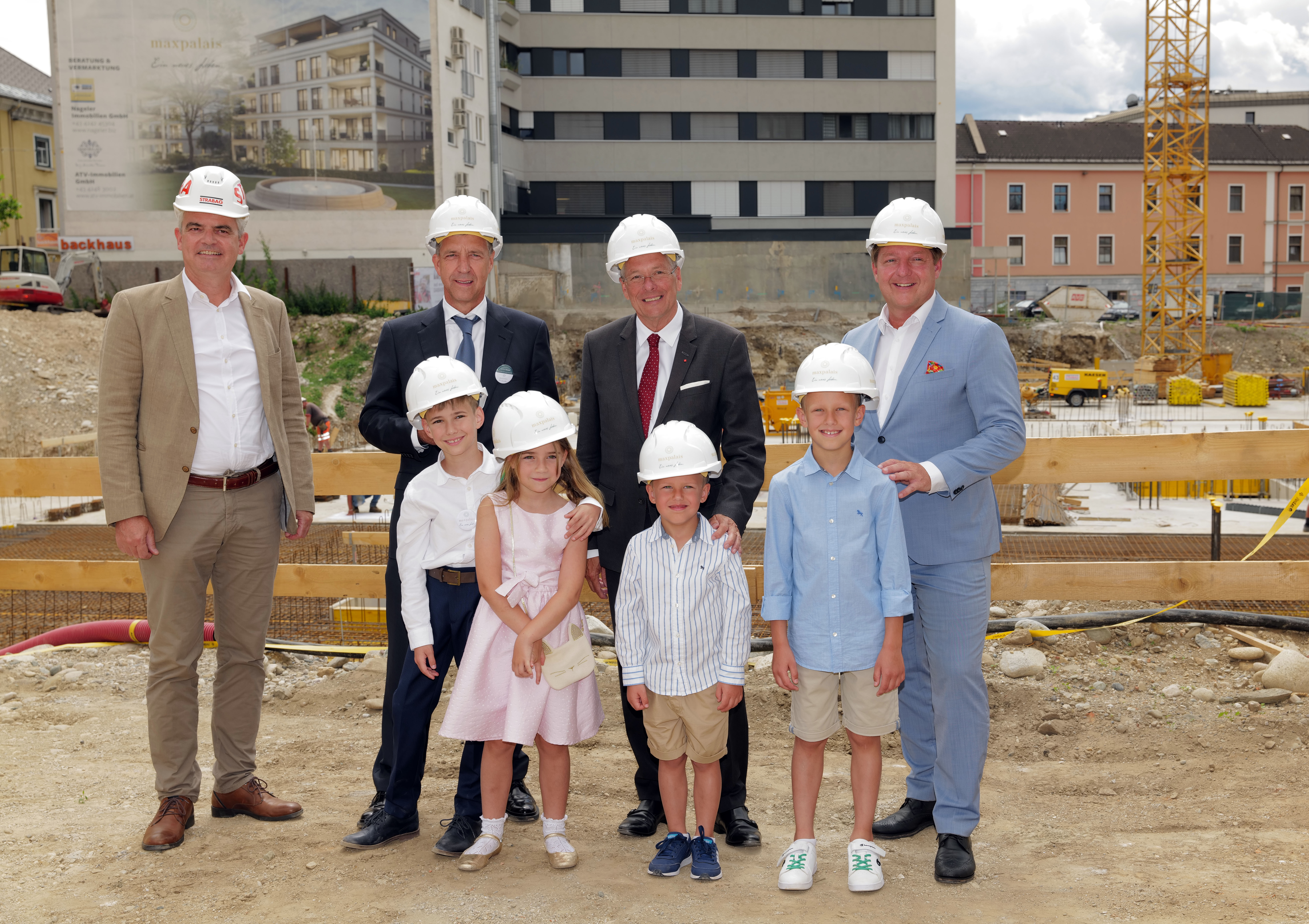 Gerhard Mosser mit LH Peter Kaiser, Bgm. Günther Albel, dem Bauleiter der Strabag sowie vier Kindern auf der Baustelle des MaxPalais