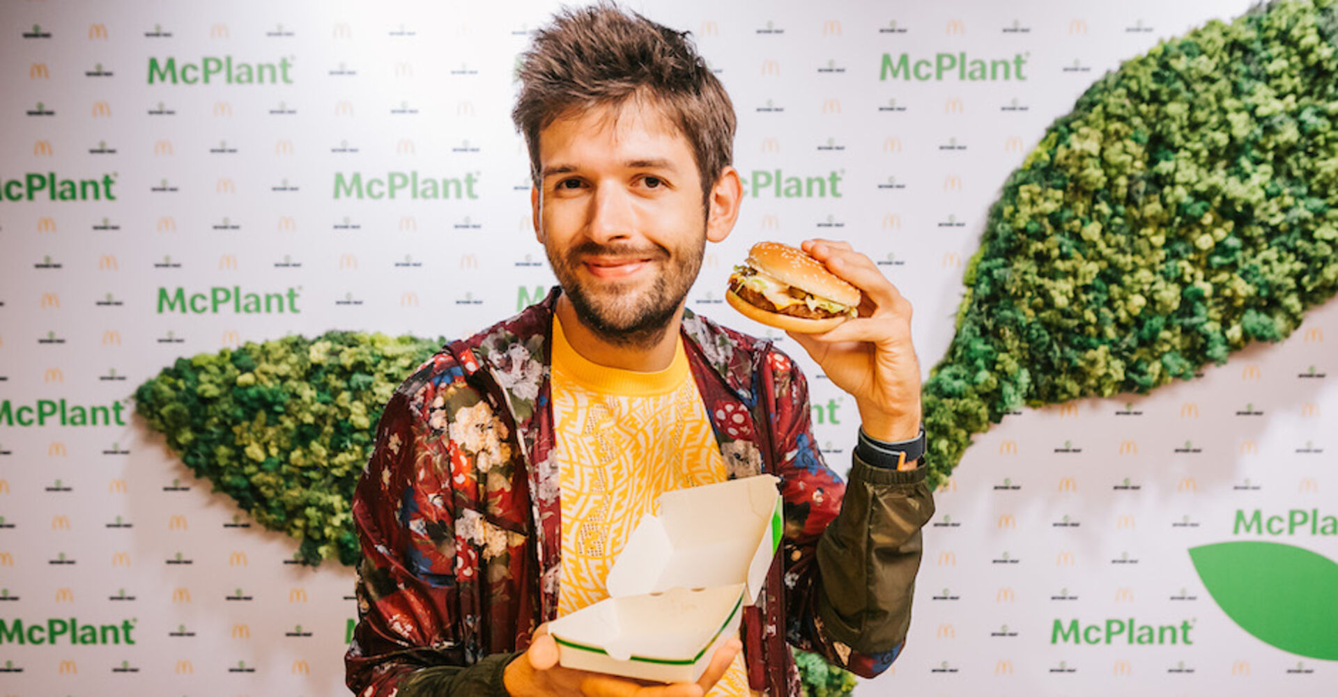 Michael Buchinger mit neuem Veggie-Burger | Credit: Philipp Lipiarski