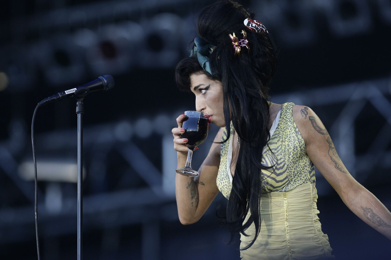 Amy Winehouse trinkt auf der Bühne Alkohol