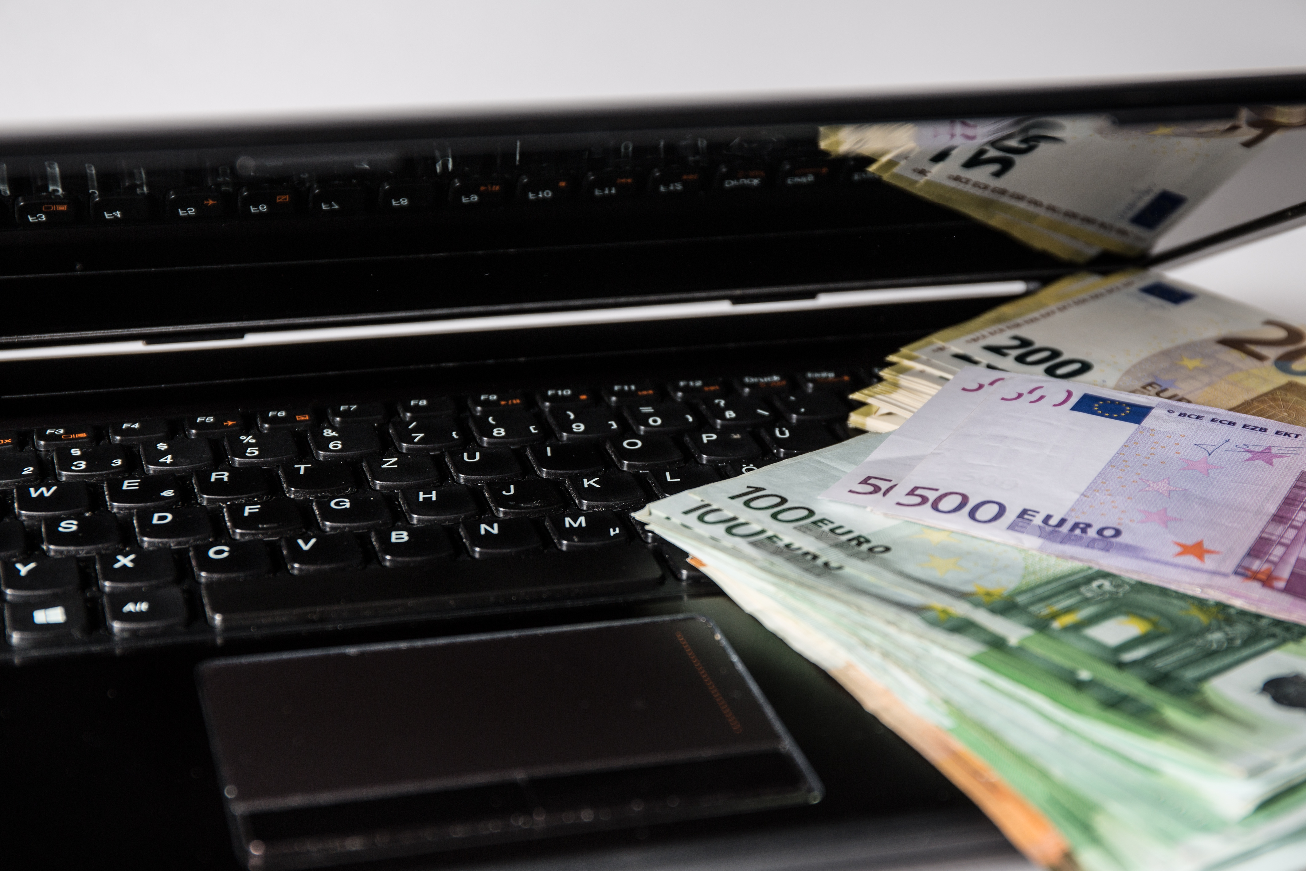 Geld und Laptop