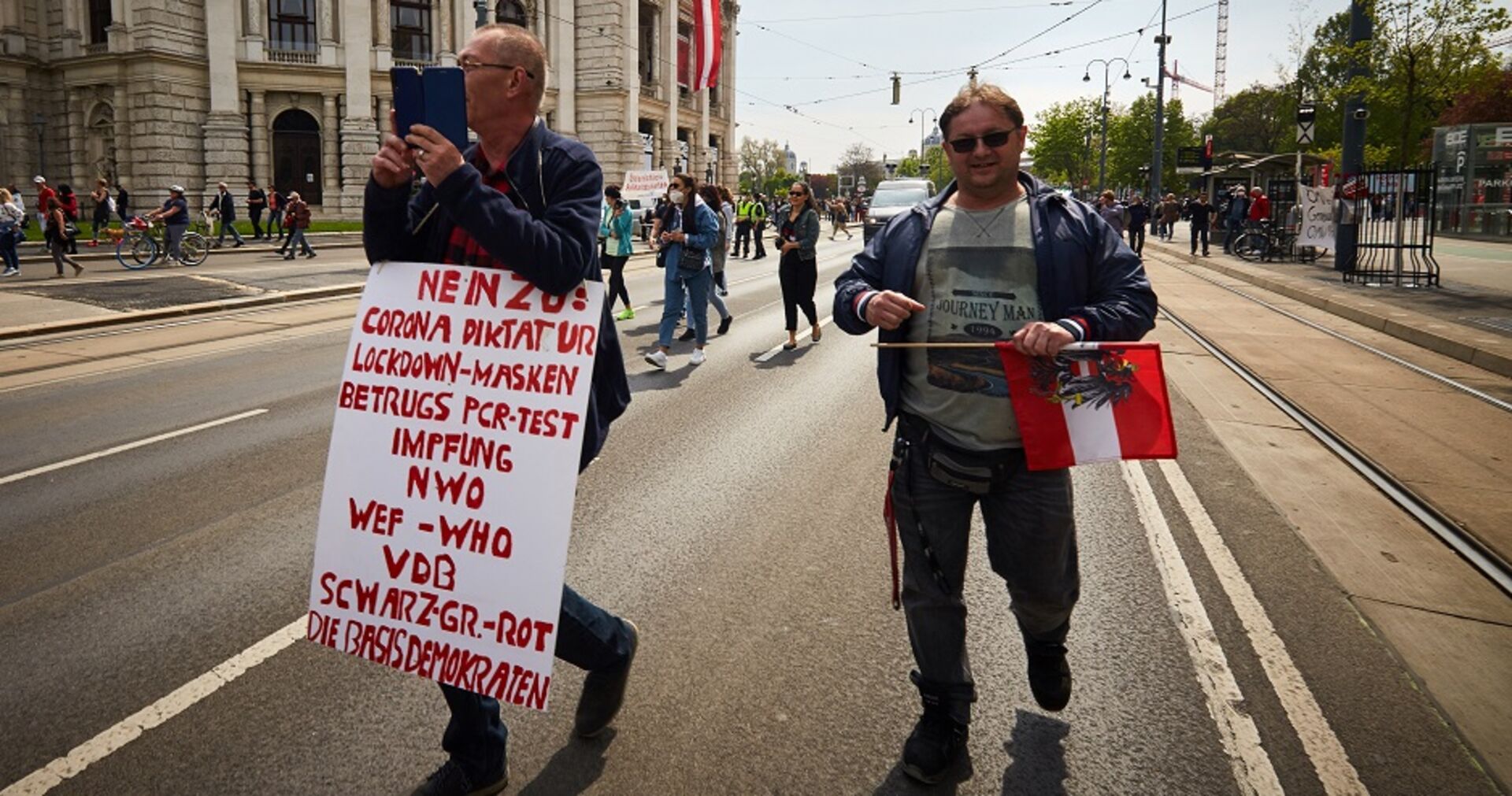 Zwei Männer die gegen Corona demonstrieren