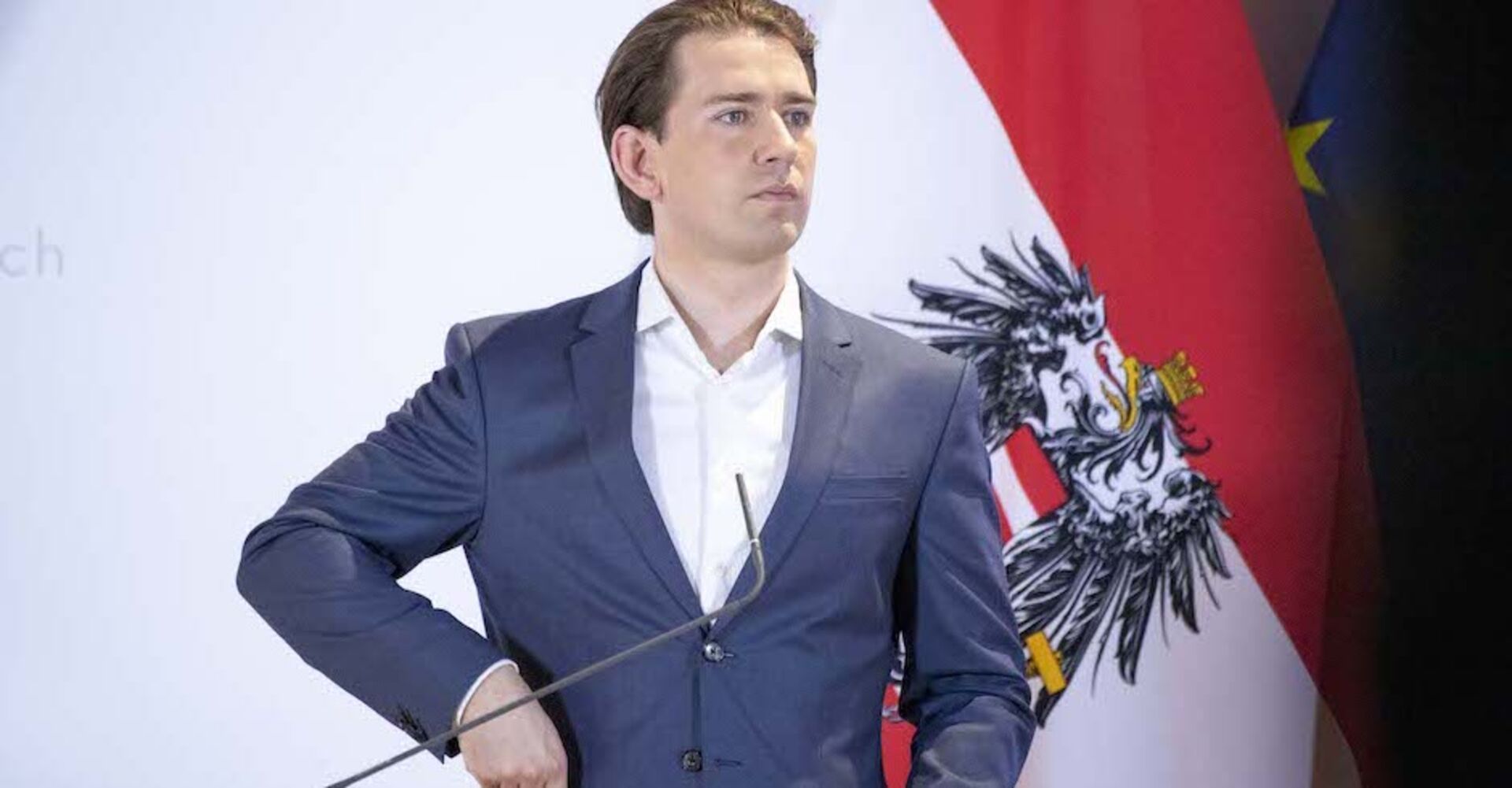 Bundeskanzler Kurz vor Österreichflagge am Rednerpult