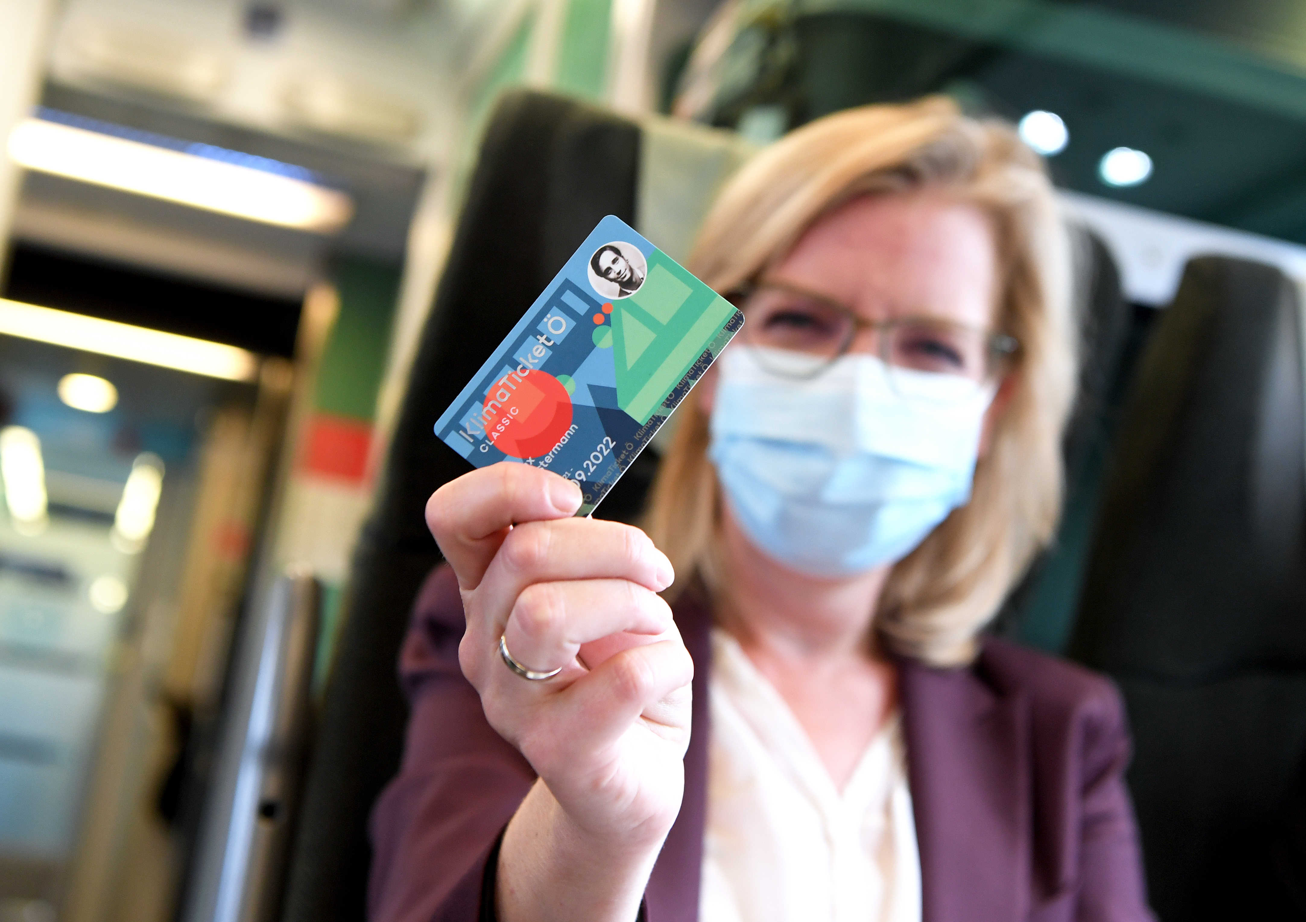 Verkehrsministerin Leonore Gewessler freut sich über das Klimaticket.