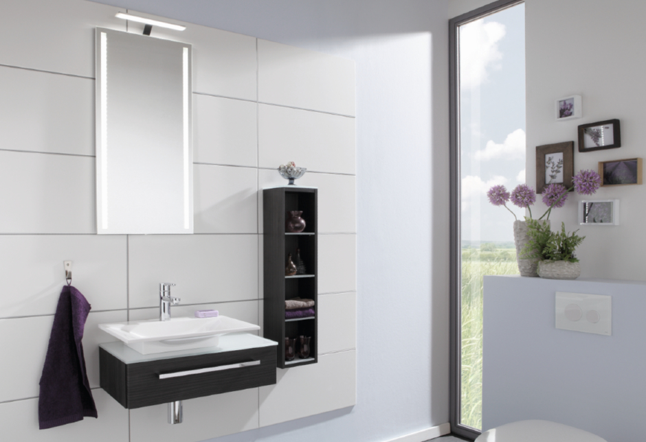 Mini-Badezimmer in Weiß mit schwarzen Details | Credit: XXXLutz