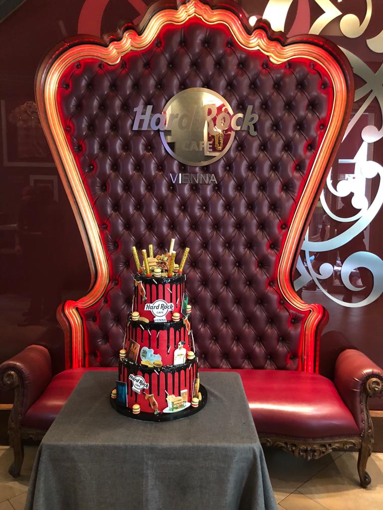 Geburtstagstorte auf einem kleinen Tisch | Credit: Hard Rock Cafe