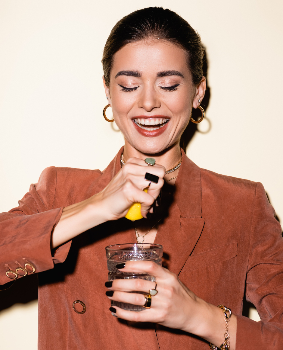 Frau in cognacfarbenem Blazer | Credit: iStock.com/LightFieldStudios