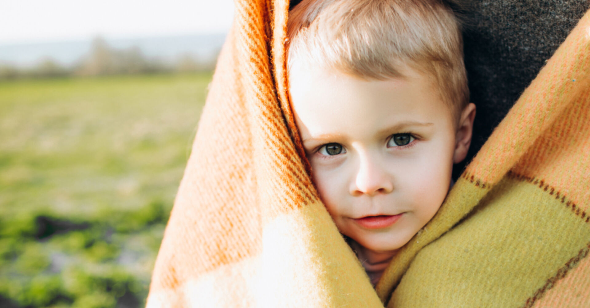 Kind im Schutz einer Decke | Credit: iStock.com/EkaterinaPichukova