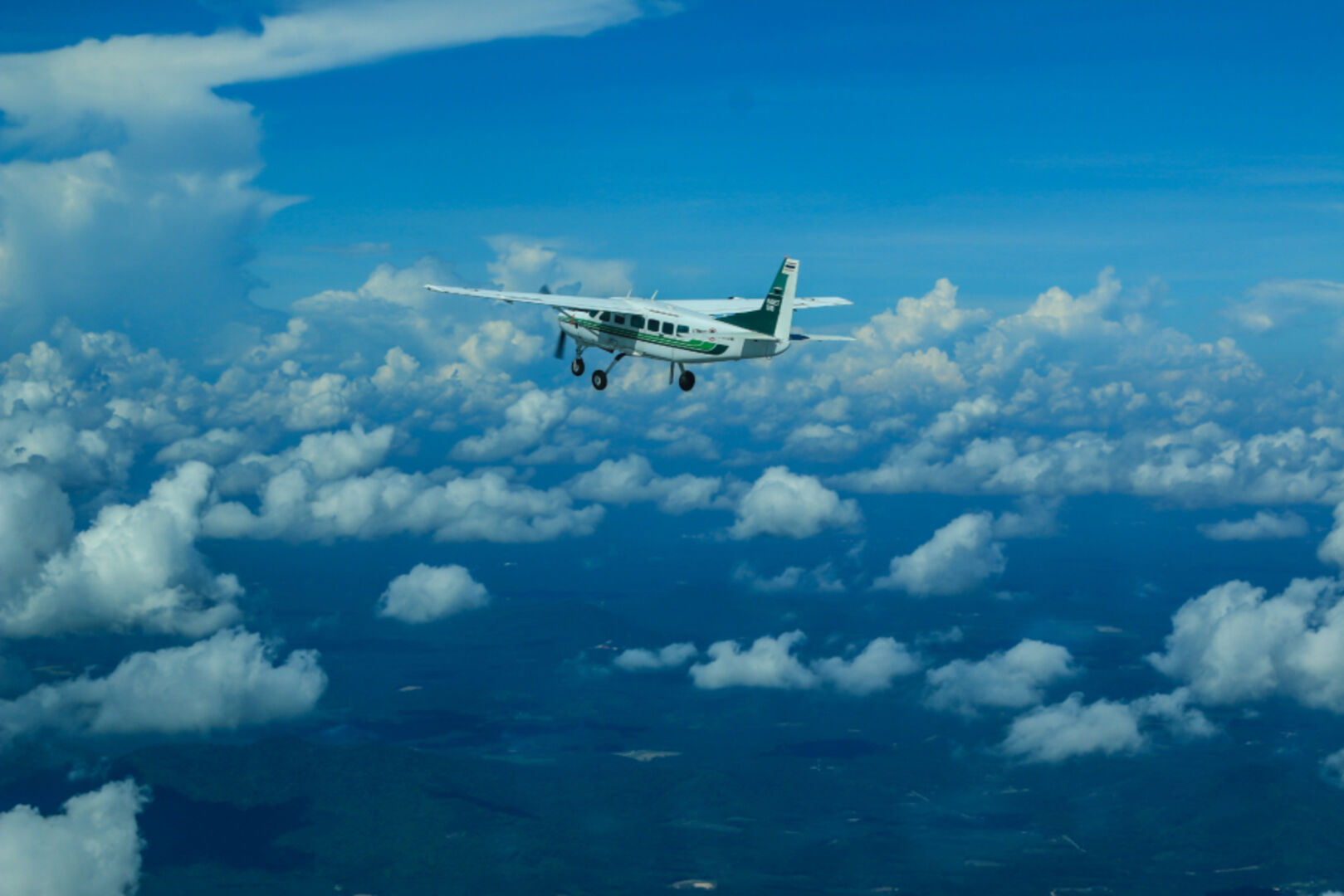 Flug durchs Wolkenmeer | Credit: iStock.com/jaochainoi