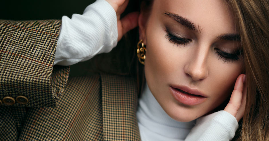 Frau in kleinkariertem Blazer | Credit: iStock.com/Mikhail Spaskov