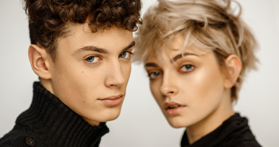 Junges Paar in Schwarz gekleidet im Porträt | Credit: iStock.com/Kiuikson