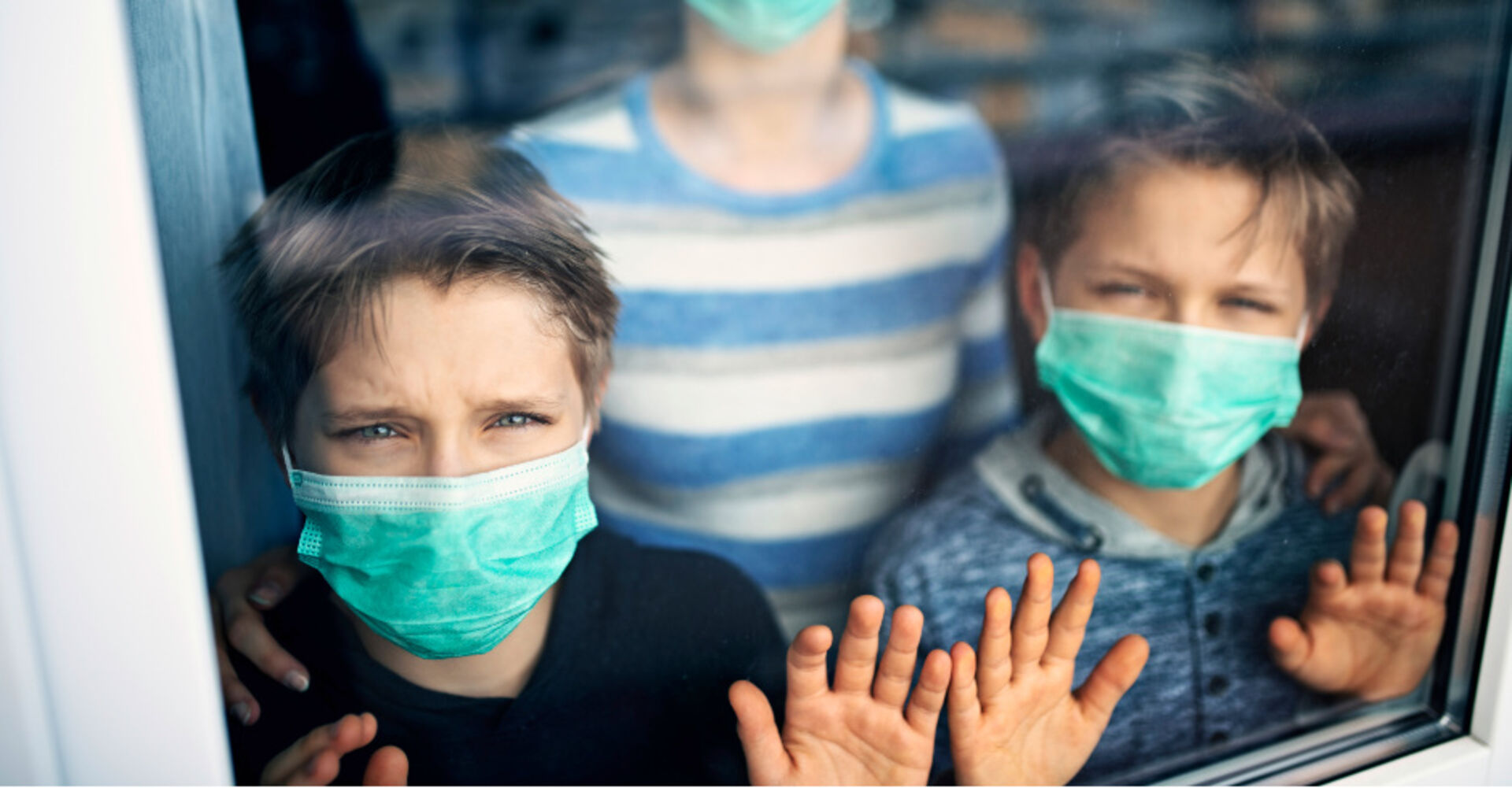 Kinder mit Mundschutz