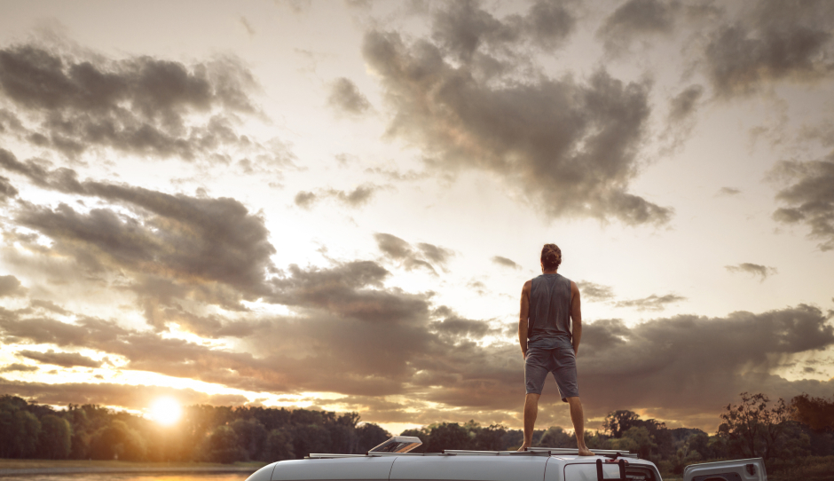Camper genießt den Sonnenuntergang | Credit: iStock.com/photoschmidt