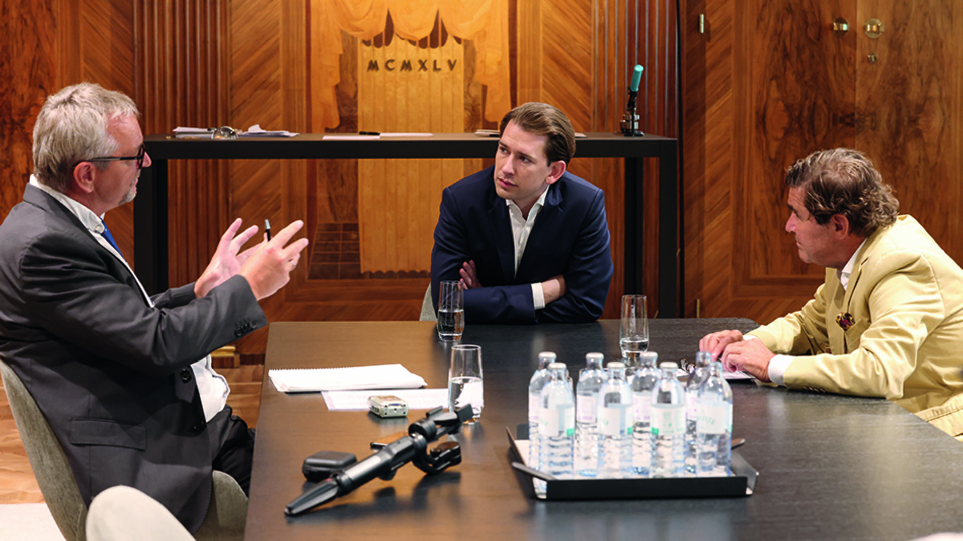 Die Weekend-Chefredakteure Robert Eichenauer und  Hans Huber im Gespräch mit Bundeskanzler Sebastian Kurz.