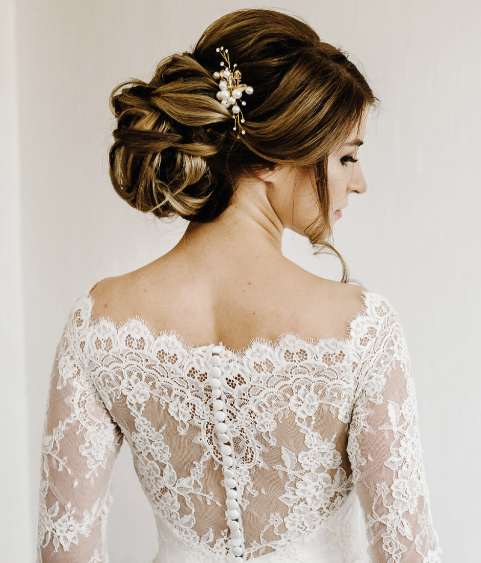 Eine Braut im Brautkleid mit Rückenansicht.