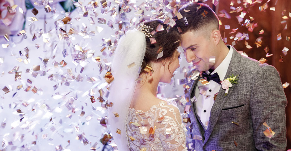 Ein Brautpaar welches sich glücklich in die Augen schaut.