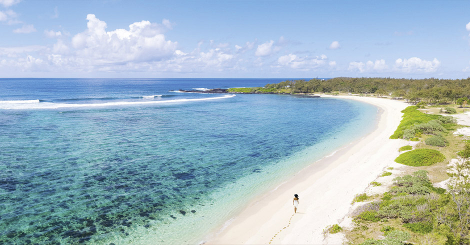 Weißer Sandstrand und Meerwasser
